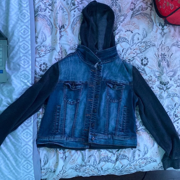 I am selling a a warehouse one jeanjacket that has inlet been worn twice - Picture 1 of 1